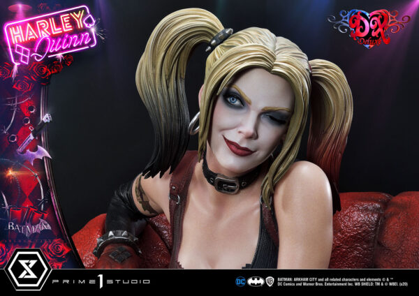 Harley Quinn Deluxe Batman Arkham City Statue Deluxe Version 1:3 Scale Statue from DC Comics and Prime 1 Studio. A high-quality image of a Harley Quinn collectible figurine, featuring her distinctive black and red costume and playful expression.