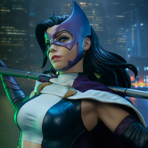 DC Comics Huntress Premium Format™ Figure from Sideshow Collectibles 2022. Digital artwork of a female superhero with a purple mask, holding a staff, set against a cityscape at night